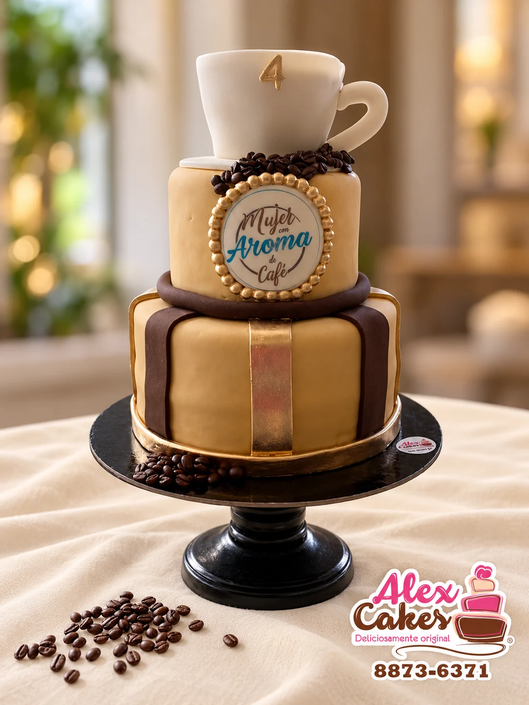 Queque temático de café con taza, lazos y detalles dorados