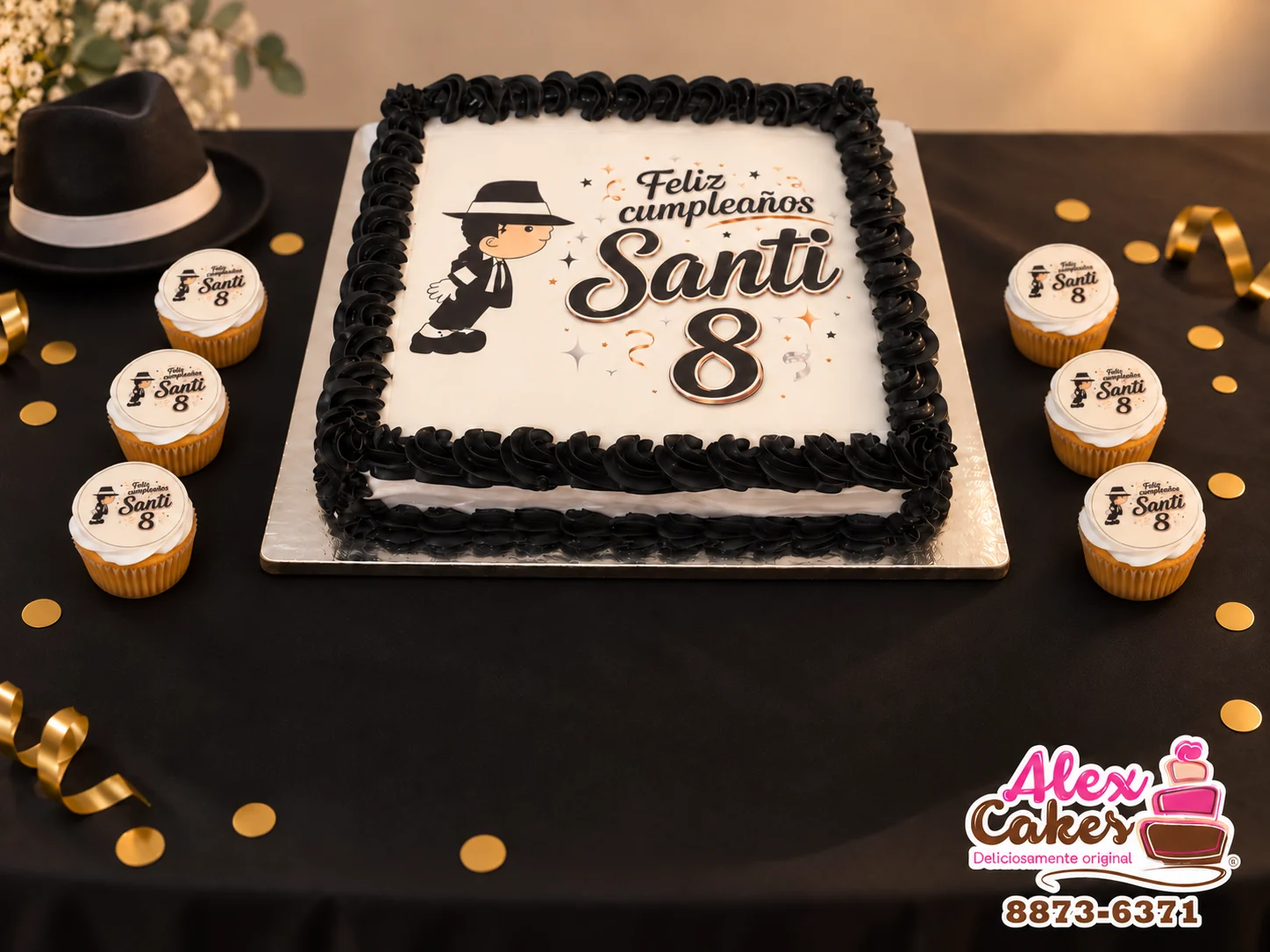 Queque de cumpleaños personalizado acompañado por ocho cupcakes coordinados